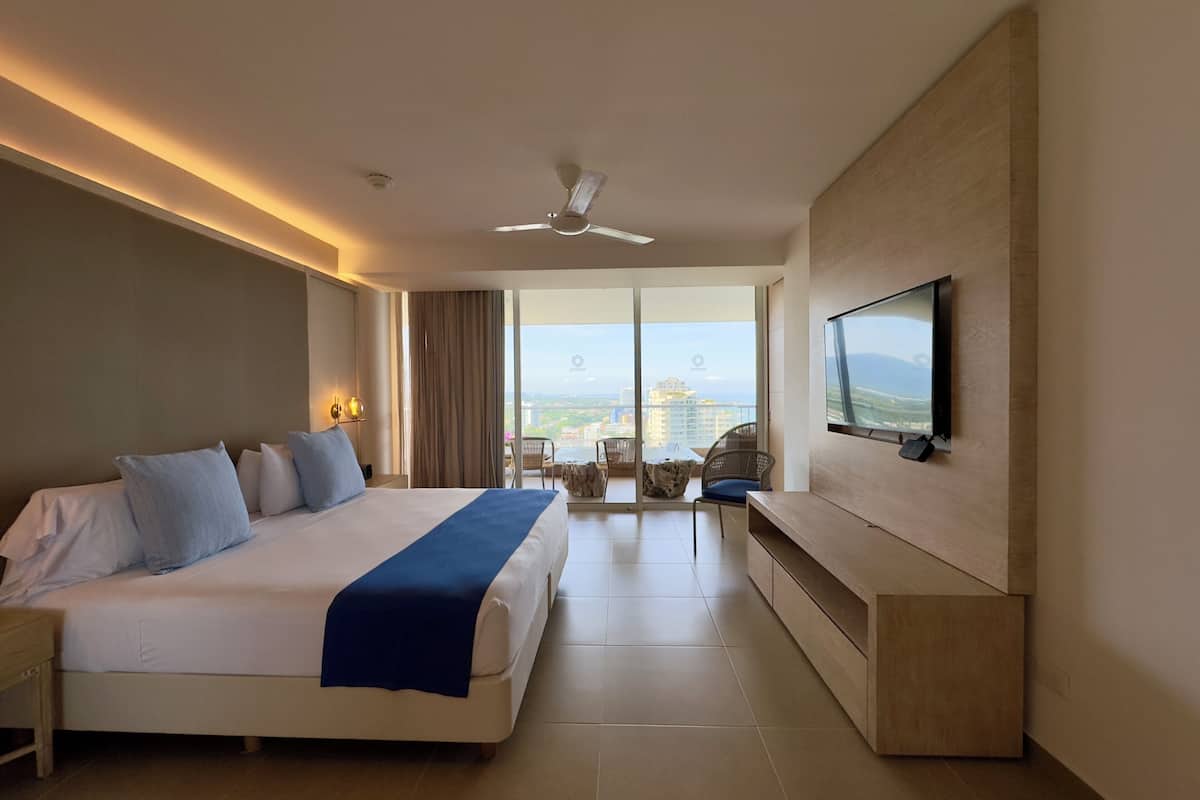 luxury room | premium bedding, in-room safe, desk, laptop workspace