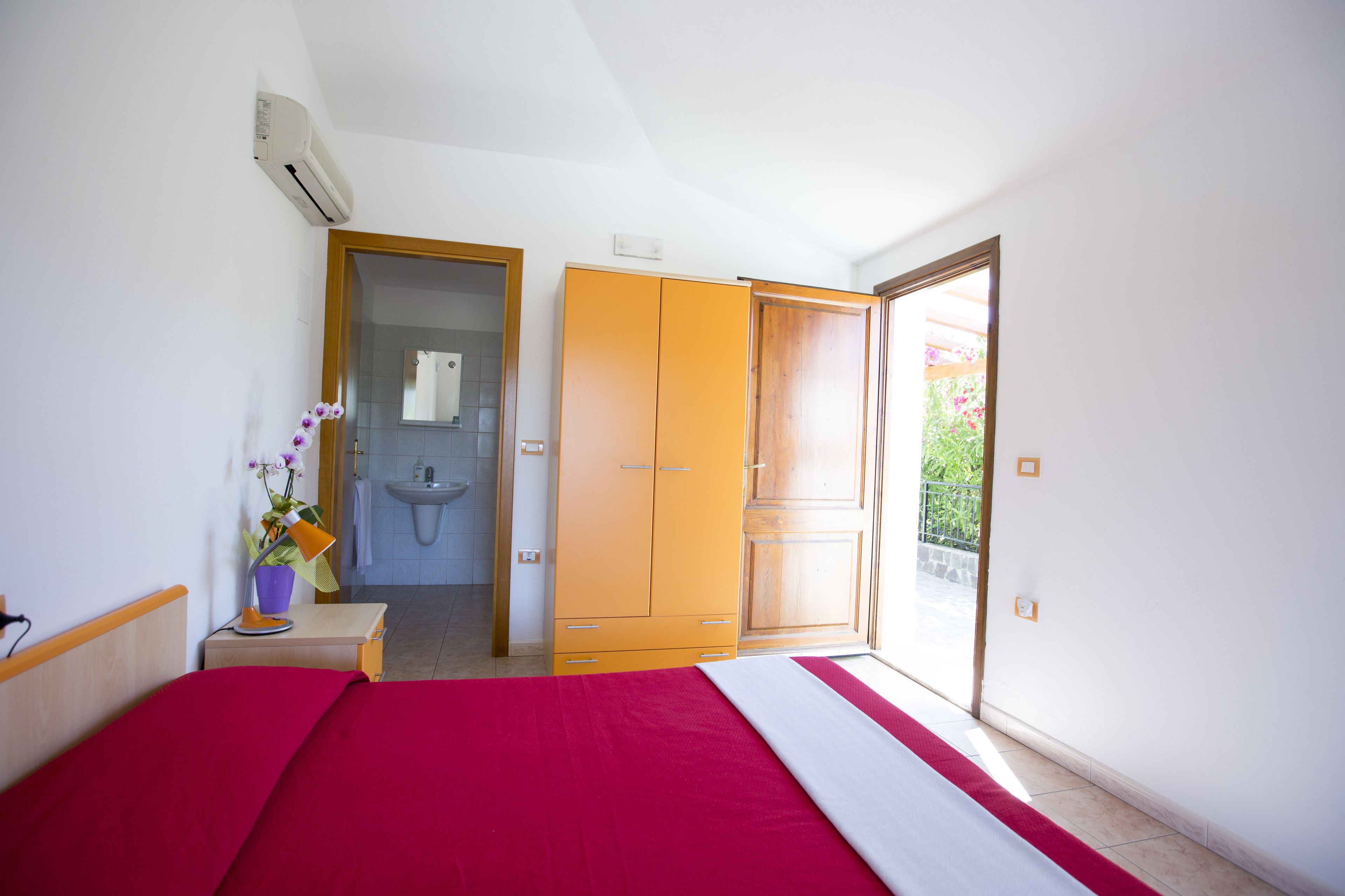 Classic Double Room, Ensuite, Mountain View | Premium bedding, memory-foam beds, minibar, individually furnished