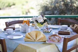 Breakfast, lunch, dinner served; Italian cuisine 