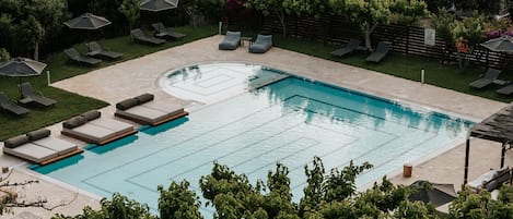 Piscine extérieure (ouverte en saison), parasols de plage