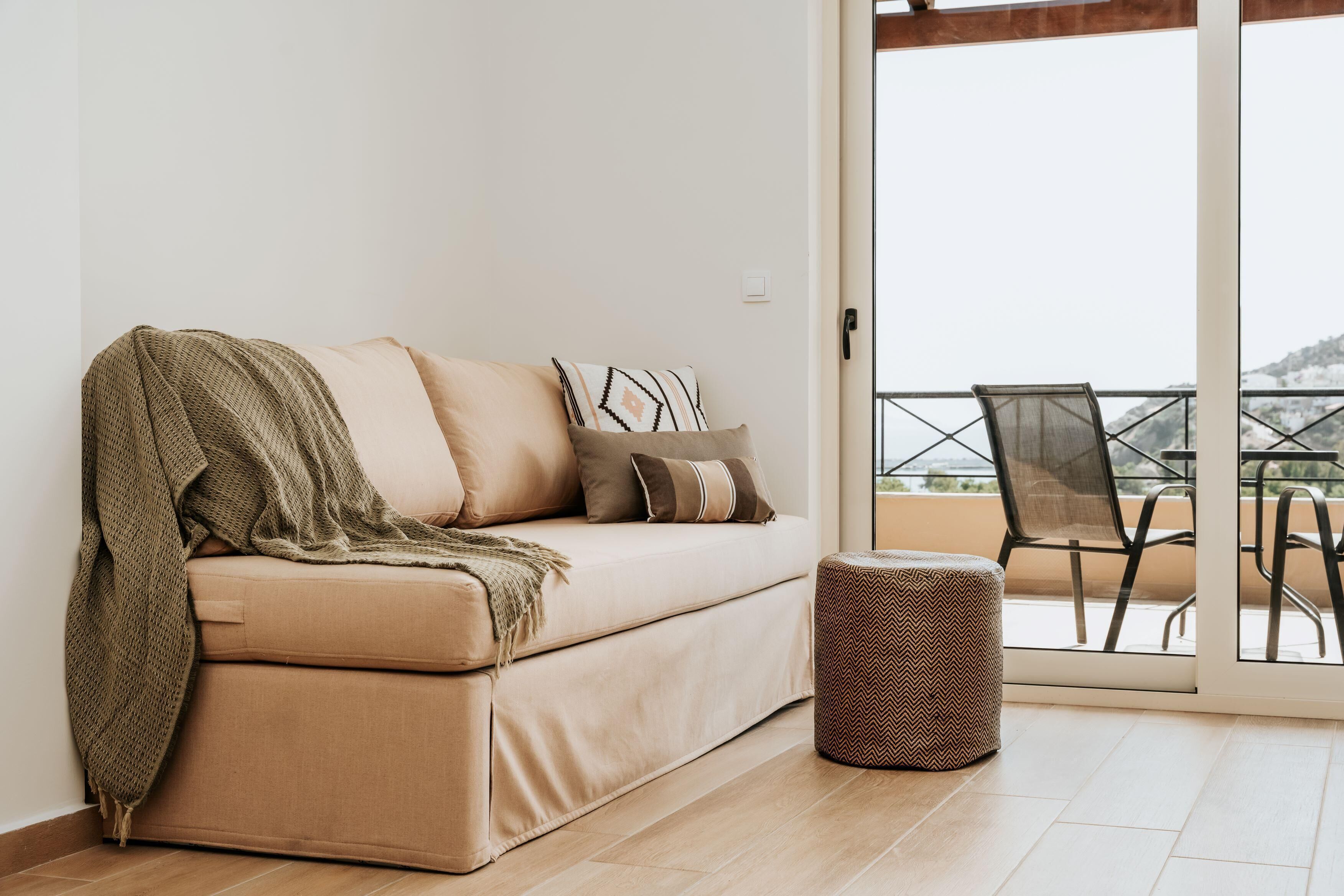 Caja fuerte, cortinas opacas, tabla de planchar con plancha