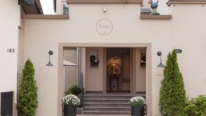 A building entrance with a sign reading "Freude" and the number "185" on the wall. - DORMERO Hotel Kehl (Kehl)