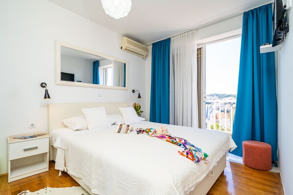 Double Room (Balcony & Shared Kitchen)