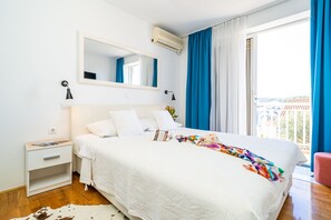 ダブルルーム (Balcony & Shared Kitchen) | 防音設備、アイロン / アイロン台、WiFi (無料)、ベッドシーツ