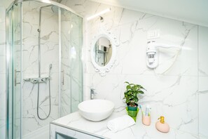 Quarto casal conforto | Banheiro | Chuveiro, secador de cabelo, toalhas de banho 