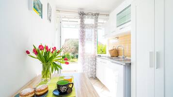 Studio Apartment with Ensuite For 1 | Soundproofing, iron/ironing board, free WiFi, bed sheets