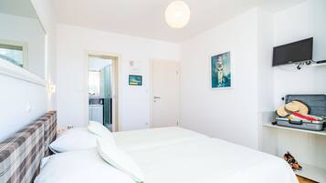 1 habitación, sistema de insonorización y tabla de planchar con plancha