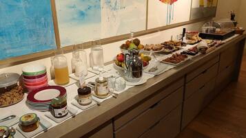 Ein reichhaltiges Buffet mit Speisen, Gewürzen und Getränken.