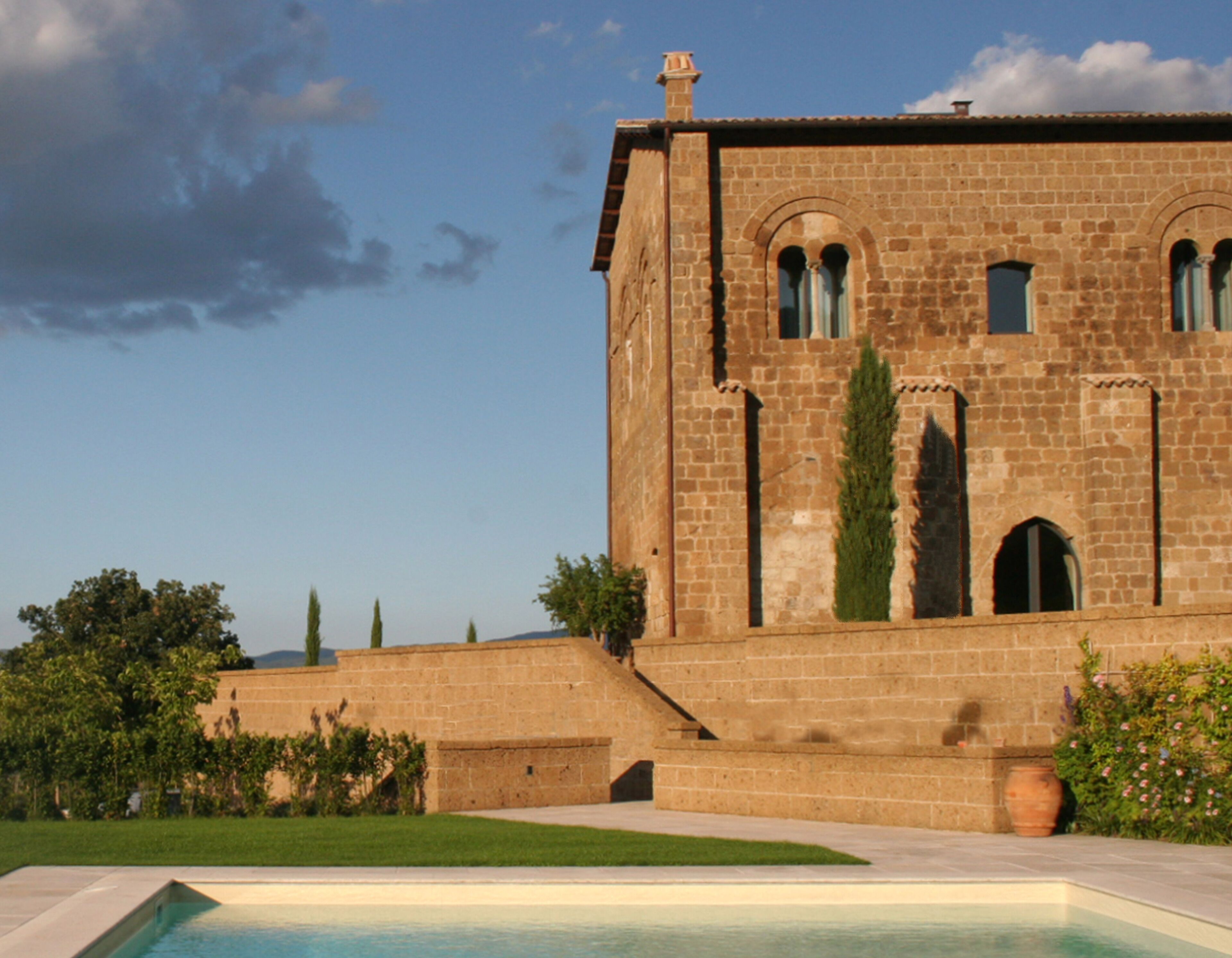 สระว่ายน้ำกลางแจ้ง