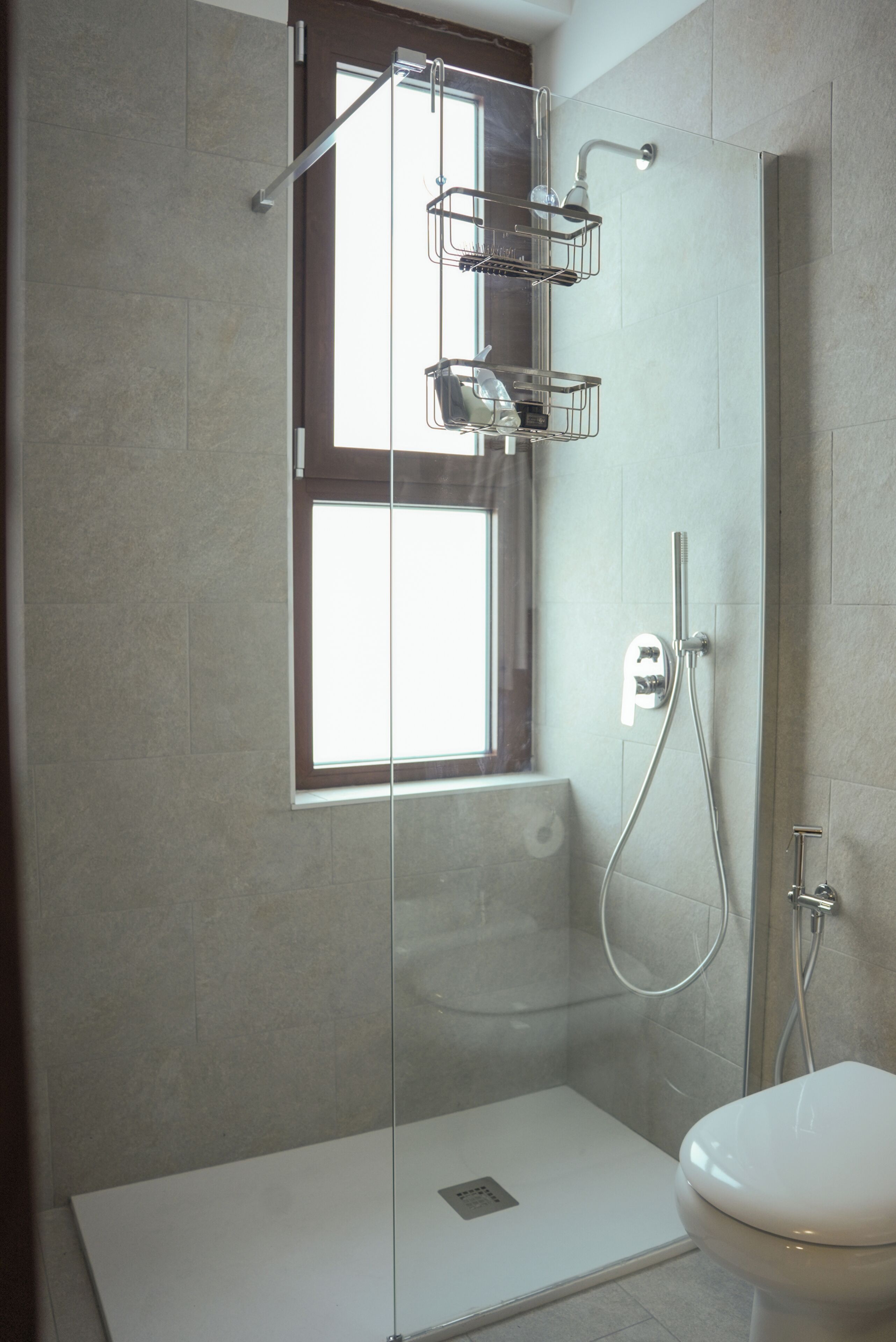 Douche, articles de toilette gratuits, sèche-cheveux