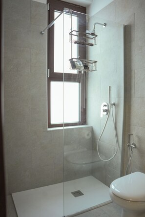 Ducha, artículos de higiene personal gratuitos y secador de pelo