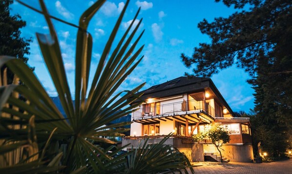 Façade de l’hébergement - soirée/nuit