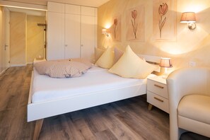 Memory foam beds, in-room safe, desk, blackout drapes - Hotel Garni Torkelbuendte (Bad Ragaz)