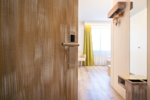 Dobbeltværelse | Senge med madrasser af memory foam, pengeskab på værelset, skrivebord