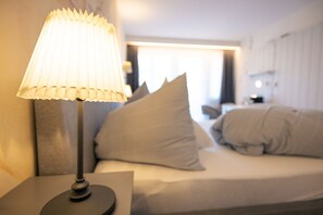Dobbeltværelse | Senge med madrasser af memory foam, pengeskab på værelset, skrivebord
