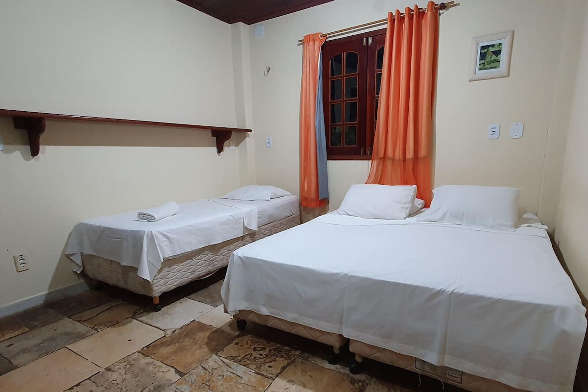 Minibar, cortinas blackout, wifi gratis y ropa de cama