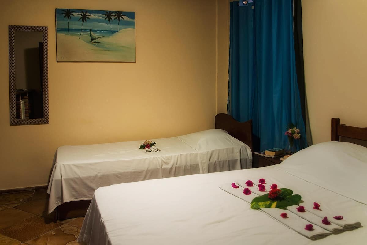 Minibar, cortinas blackout, wifi gratis y ropa de cama