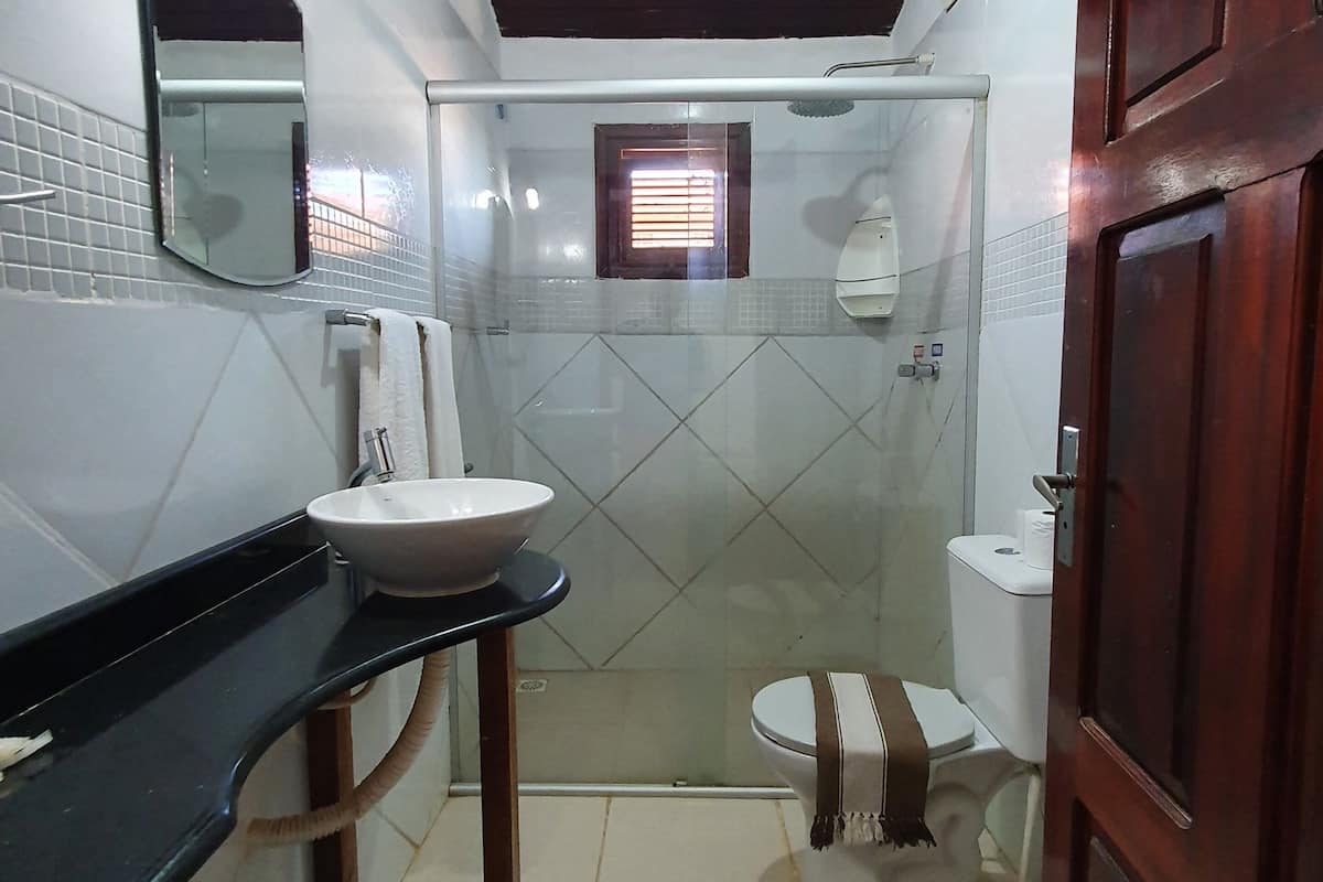 superior triple room | bathroom | towels