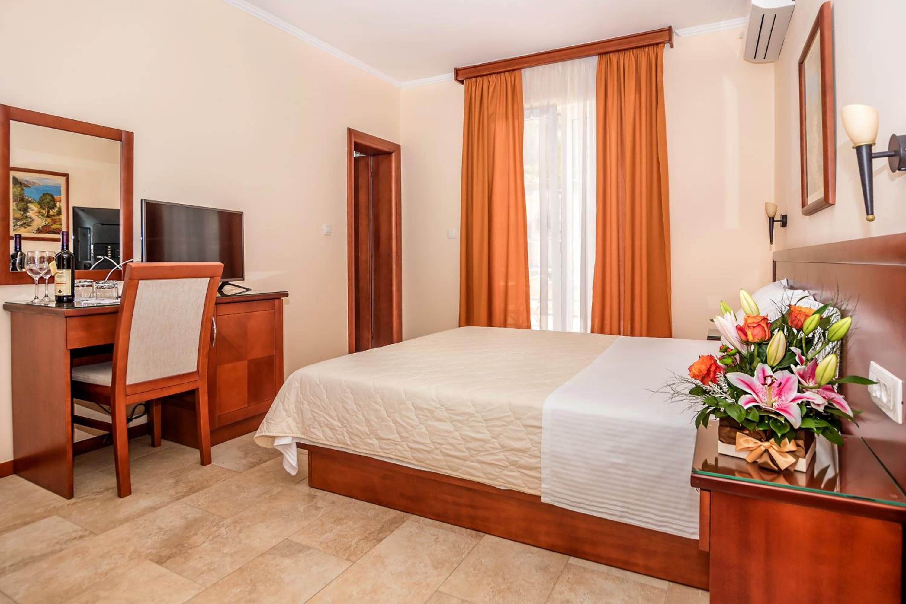 minibar, desk, soundproofing, free wifi