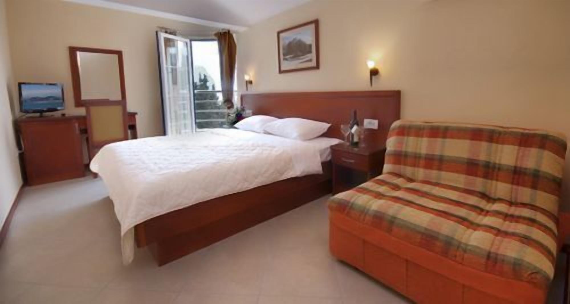 minibar, desk, soundproofing, free wifi