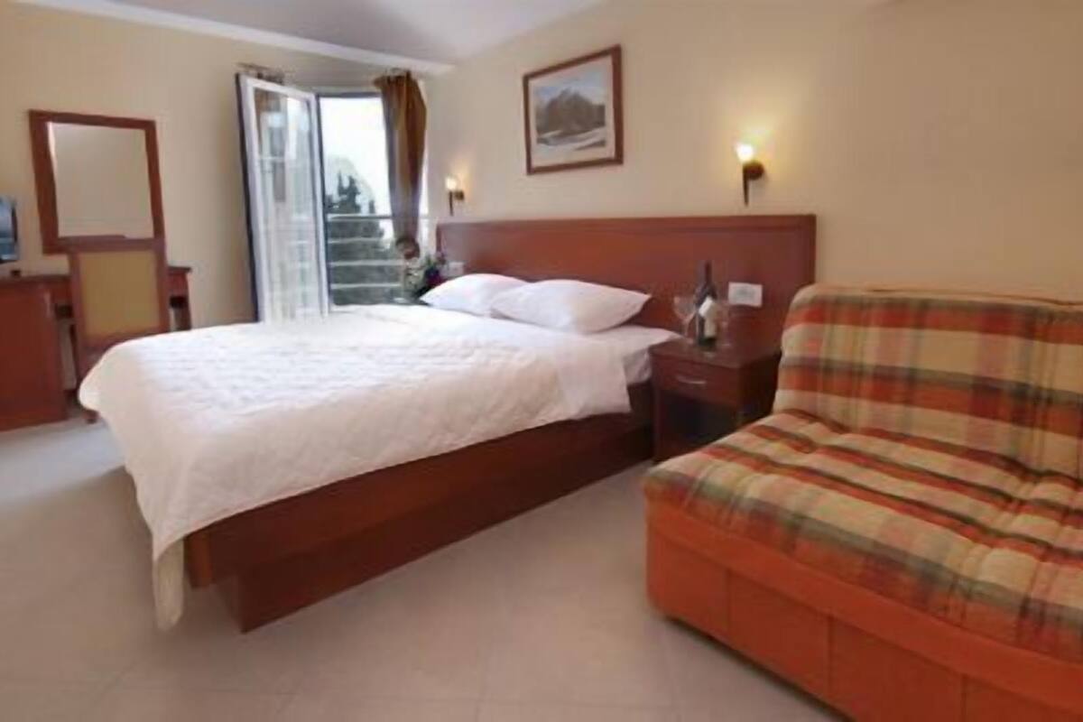 minibar, desk, soundproofing, free wifi