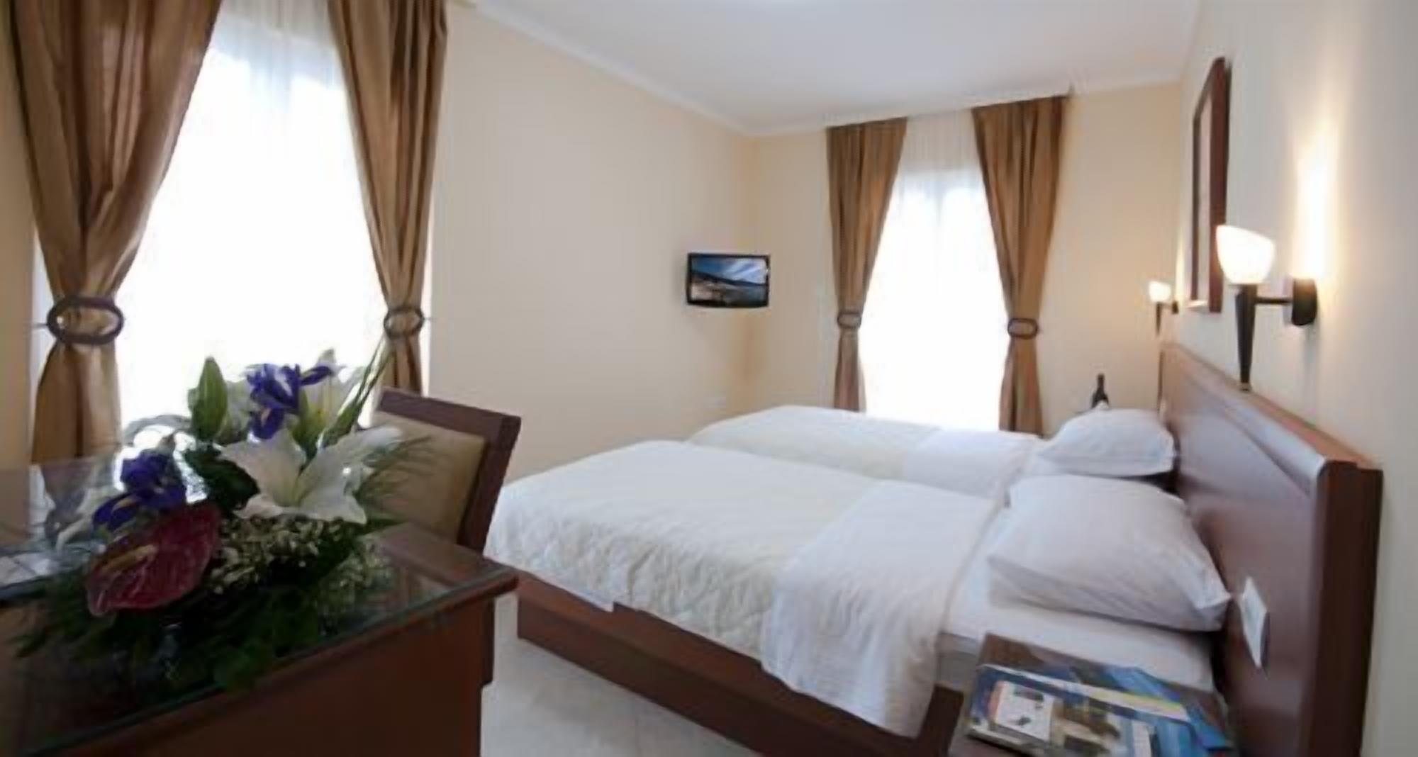 minibar, desk, soundproofing, free wifi