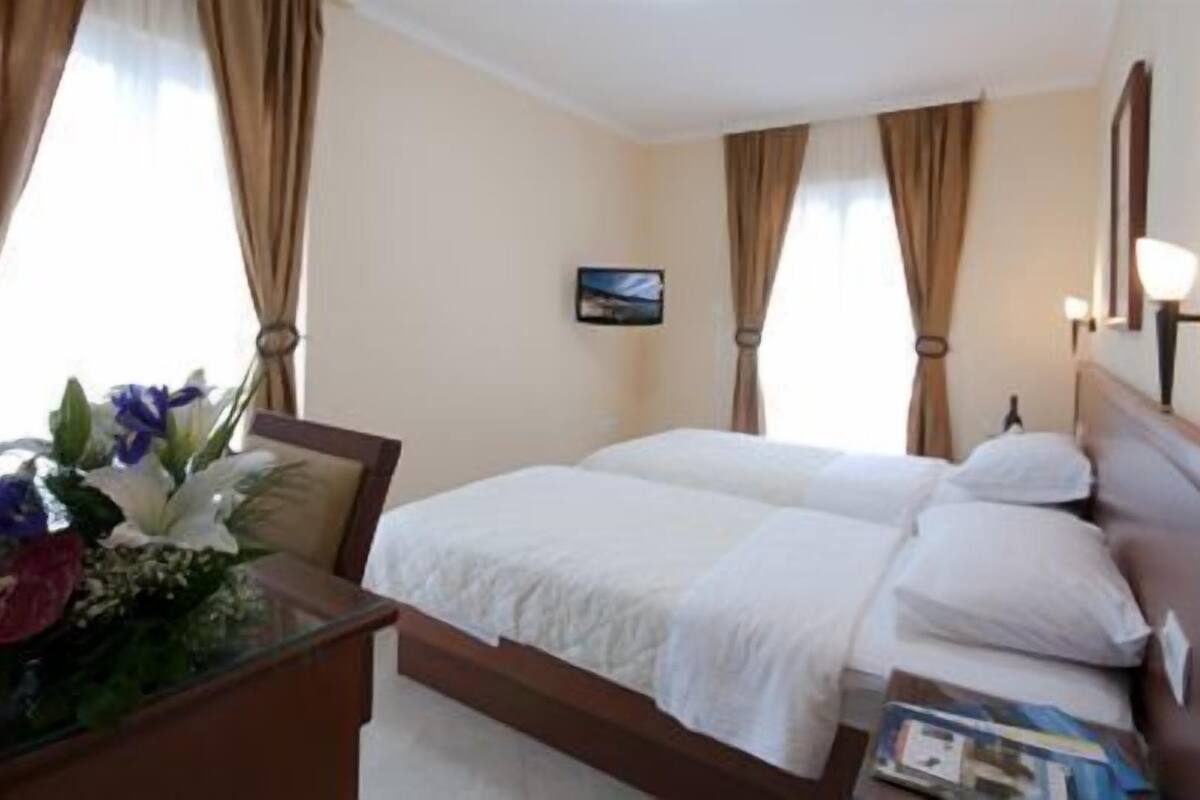 minibar, desk, soundproofing, free wifi