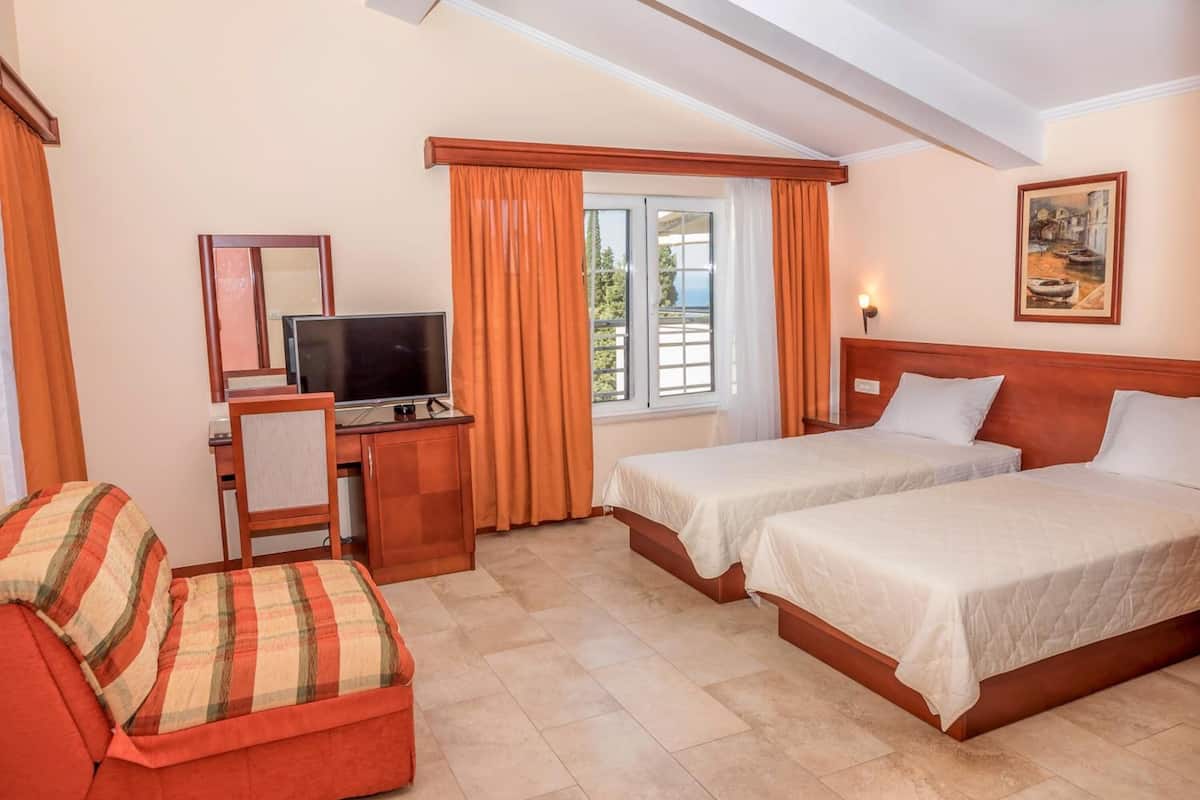 minibar, desk, soundproofing, free wifi