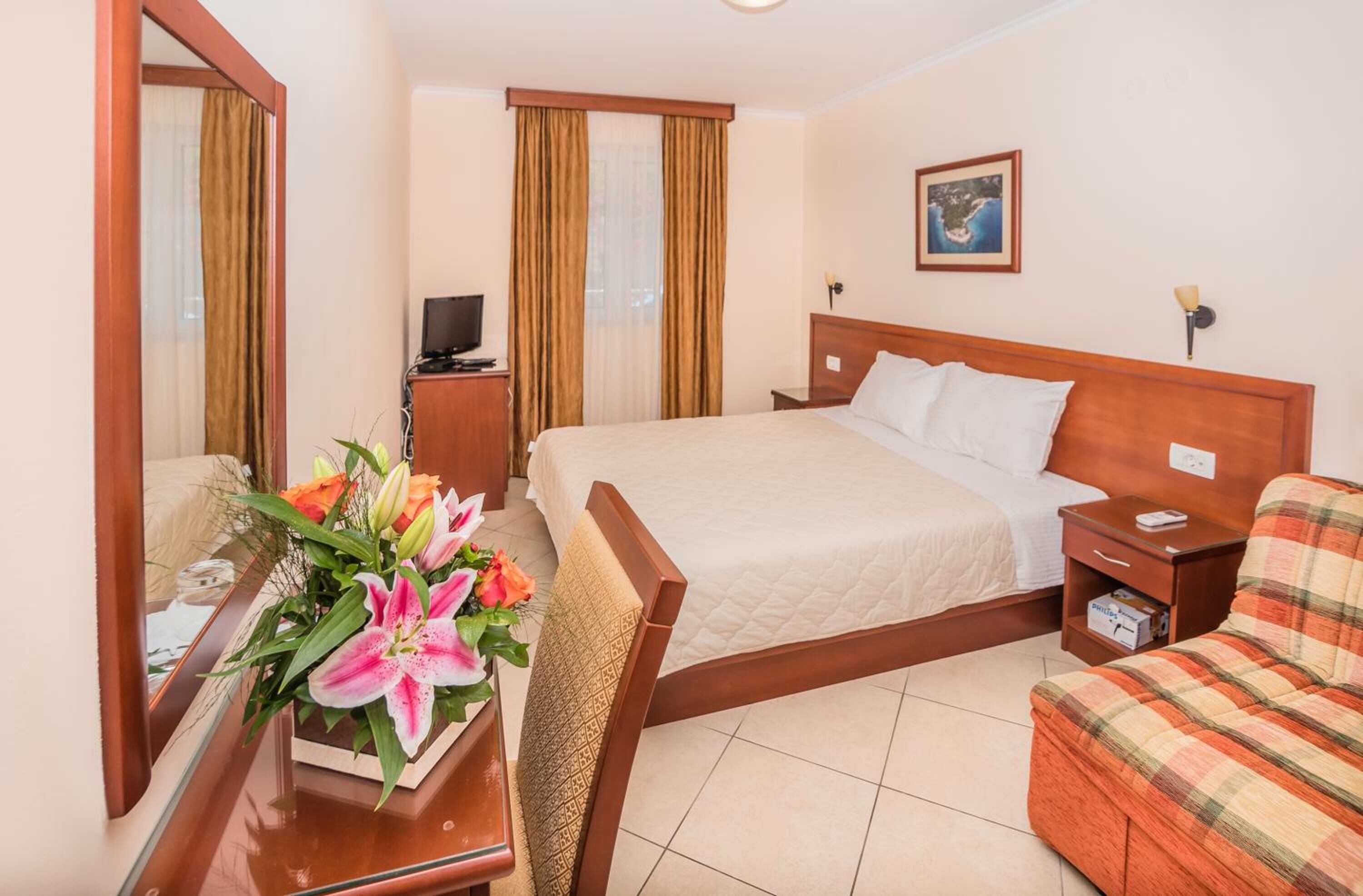 minibar, desk, soundproofing, free wifi