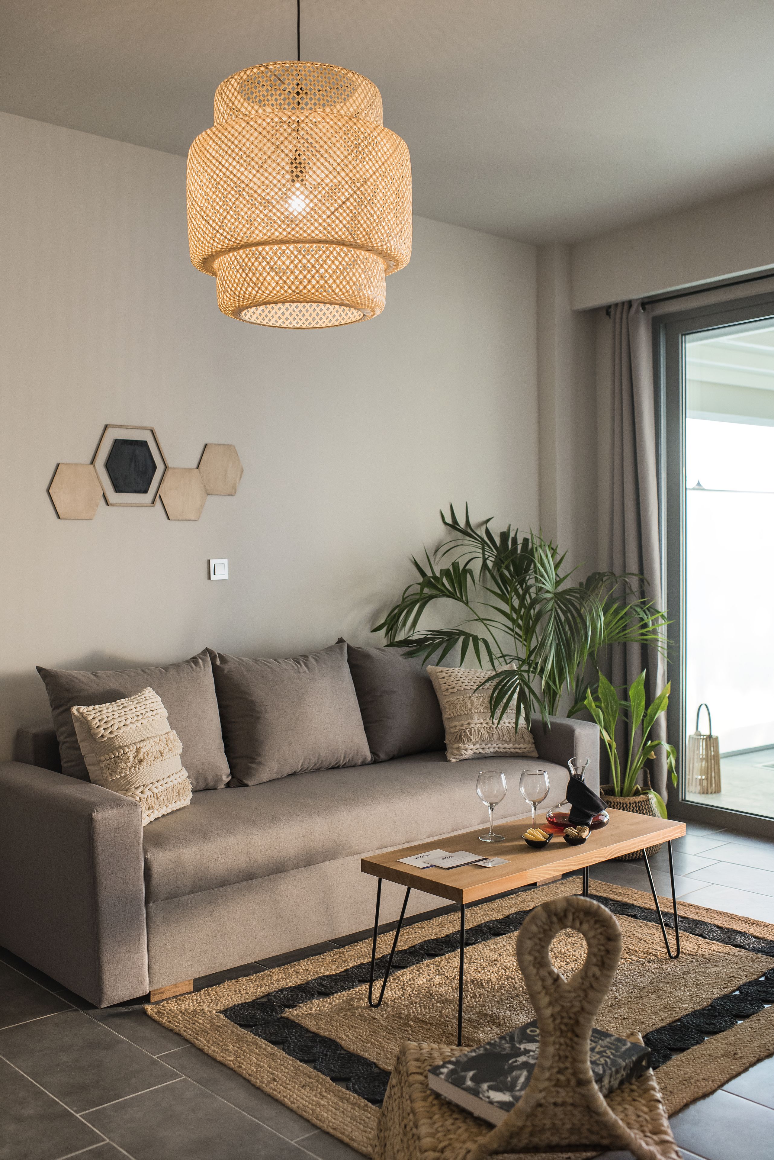 Una sala de estar moderna con un sofá, una mesa de centro y una lámpara colgante.