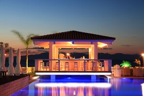 Outdoor pool, open 9:00 AM to 7:00 PM, pool umbrellas, sun loungers - Villa Di Mare Seaside Suites (Rhodes)