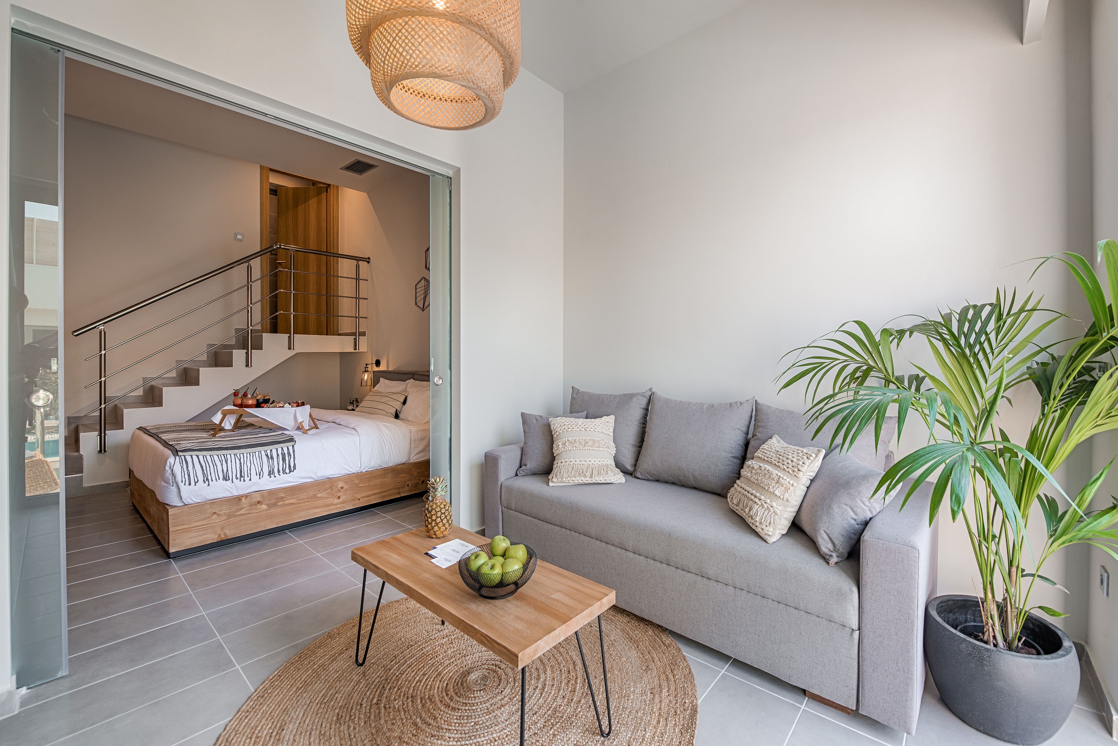 Superior suite, privézwembad | Woonruimte | Een 42-inch ledtelevisie met satellietzenders en televisie