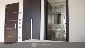 Escritorio, wifi gratis y ropa de cama