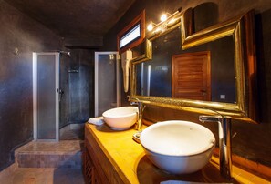 Queen Suite | Bathroom | Separate tub and shower, designer toiletries, hair dryer, bathrobes - Riad Andalib (Fes)
