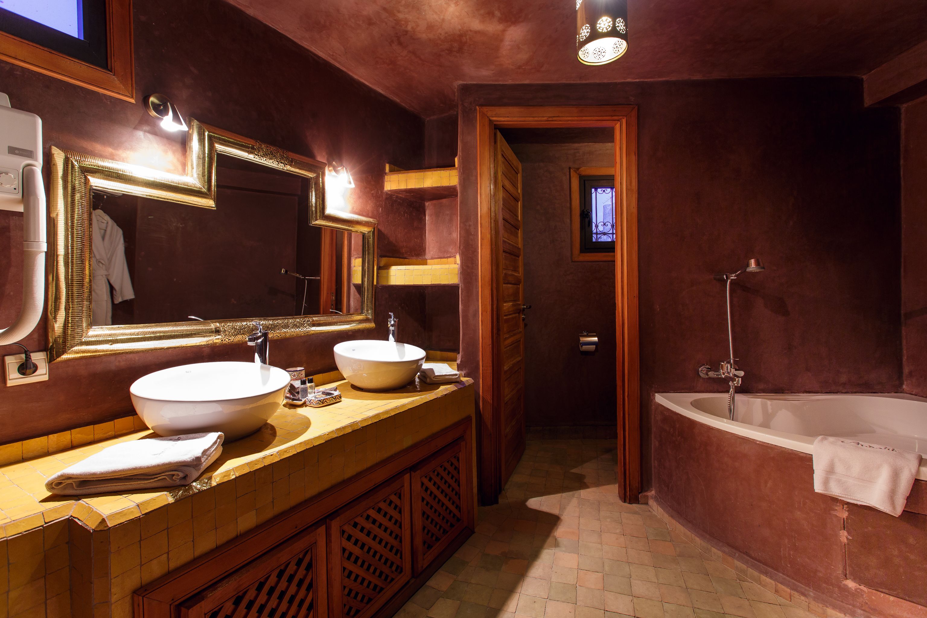 Photo - Riad Andalib