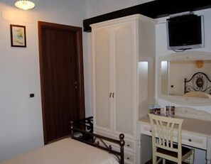 Single Room | Desk, soundproofing, iron/ironing board, rollaway beds - Hotel Il Dito e la Luna (Ripa Teatina)