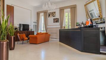 32-Zoll-Flachbildfernseher mit Premium-TV-Sendern, Fernseher, Pay-TV