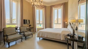 Superior-Doppelzimmer, eingeschränkter Meerblick | Daunenbettdecken, Minibar, Zimmersafe, Schreibtisch