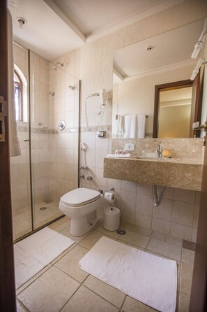 Shower, rainfall showerhead, free toiletries, hair dryer - Pousada Big Bear (Campos do Jordão)