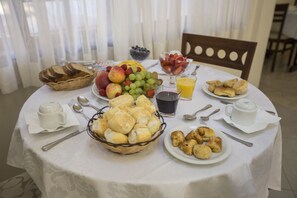 Free daily buffet breakfast - Pousada Big Bear (Campos do Jordão)
