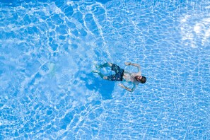 Outdoor pool, pool umbrellas, sun loungers - Mandilaria Studios (Santorini)