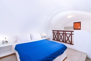 Duplex, Partial Sea View | Desk, soundproofing, free WiFi, bed sheets - Mandilaria Studios (Santorini)