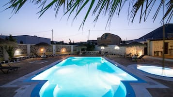 Piscine extérieure, parasols de plage, chaises longues