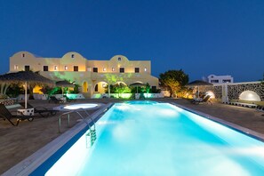 Outdoor pool, pool umbrellas, sun loungers