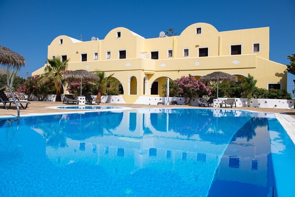 室外泳池;泳池傘、躺椅