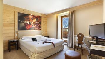 Superior Double Room | Desk, blackout drapes, soundproofing, free WiFi