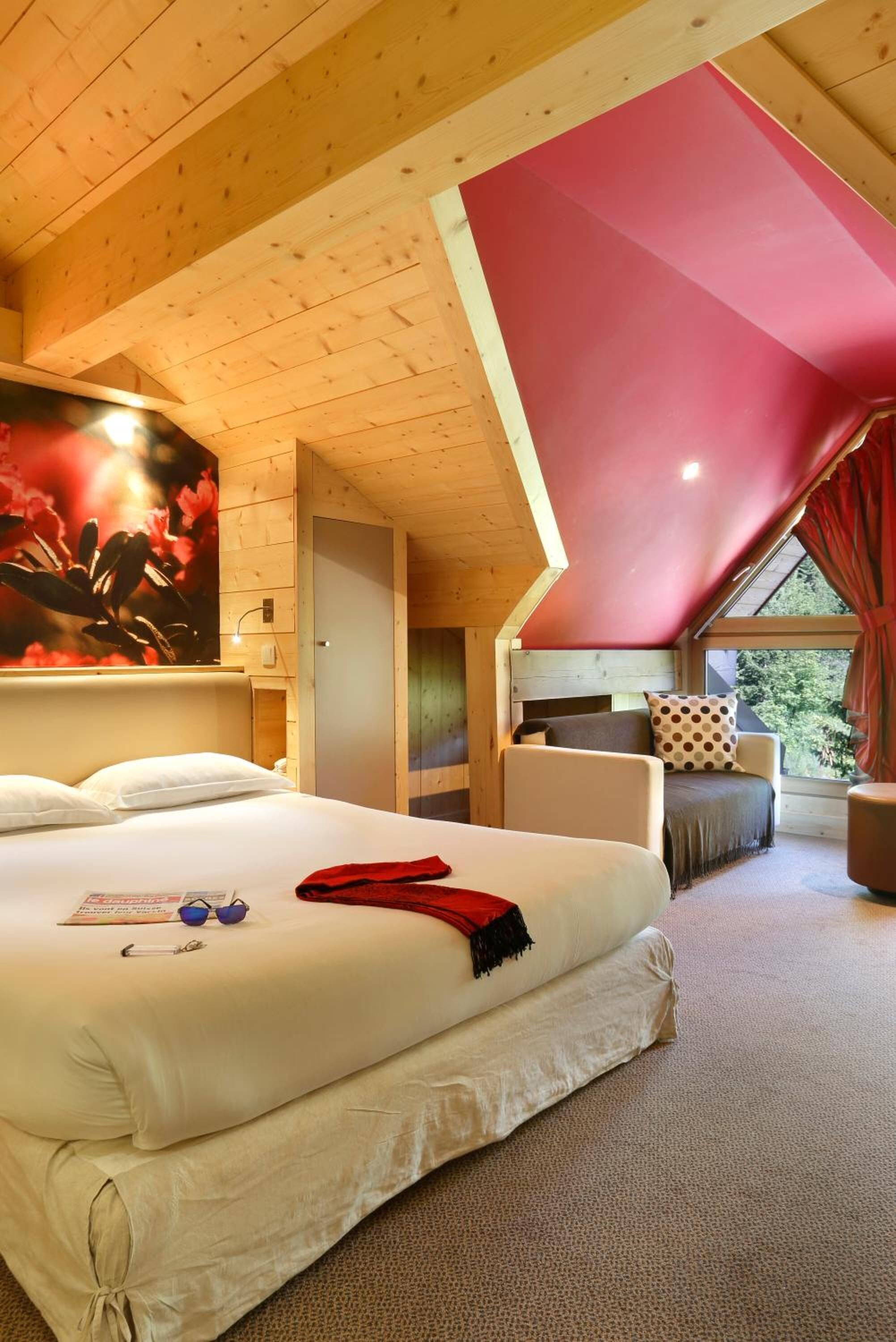 1 bedroom, desk, blackout curtains, soundproofing