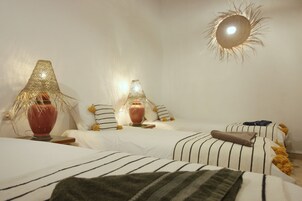 标准三人房 | 特色装修、特色家居、免费 WiFi、床单