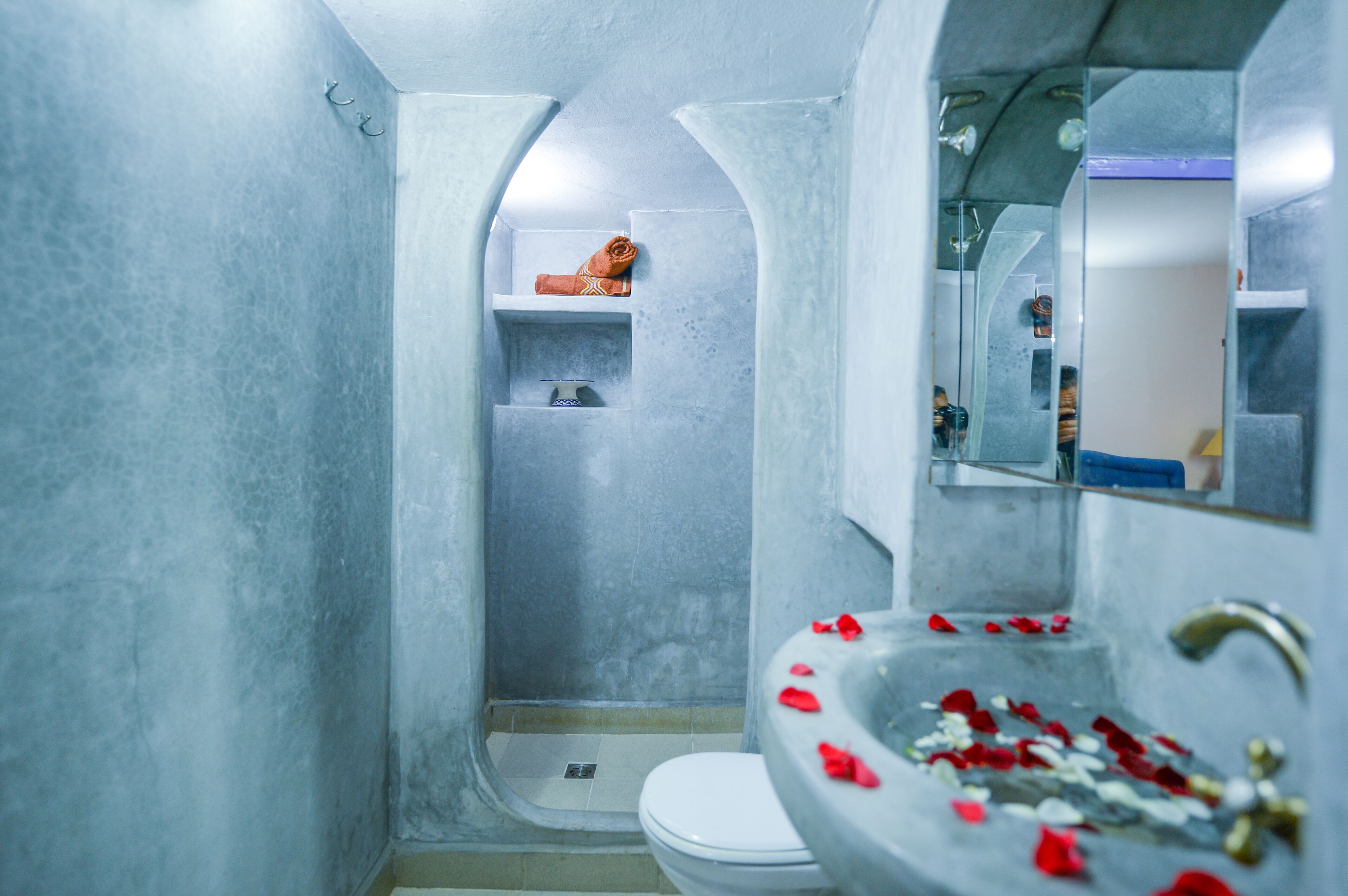 Shower, rainfall showerhead, free toiletries, towels