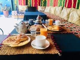 每日供应欧陆式早餐（每人 MAD 50）